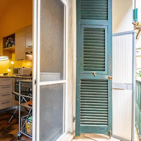 Yellow Near The Train Station With Balcony *