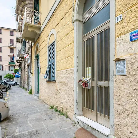 Yellow Near The Train Station With Balcony *