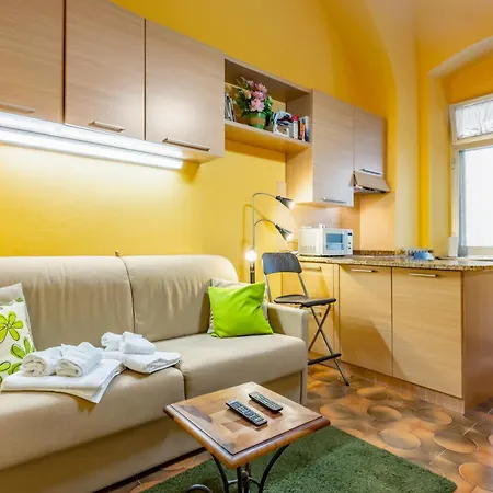 Apartment Yellow Near The Train Station With Balcony